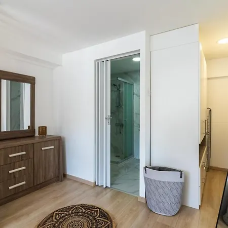 Tangerine Modern 1-br In Λάρνακα