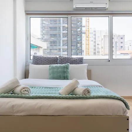 Tangerine Modern 1-br In