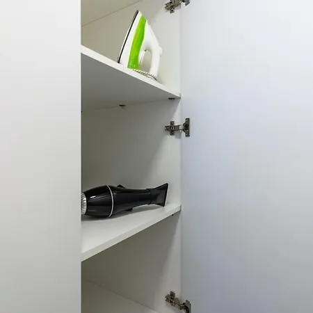 Tangerine Modern 1-br In