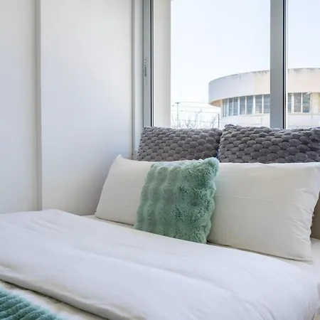 Tangerine Modern 1-br In